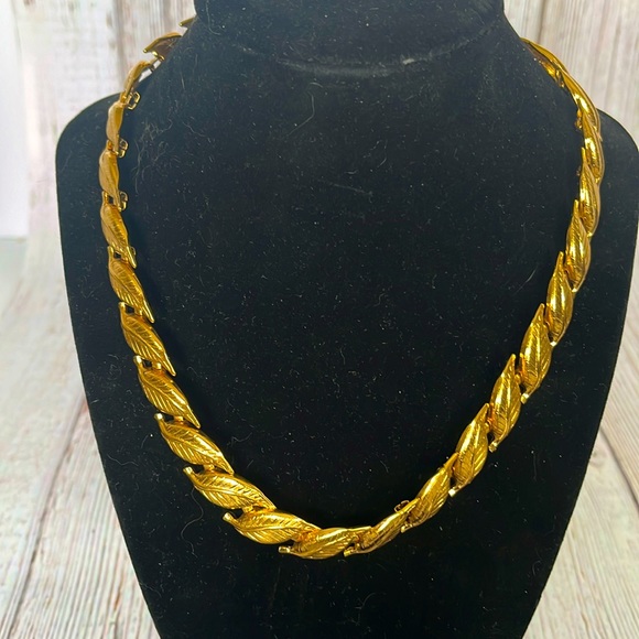 Vintage Napier Gold Tone Leaf Pattern Necklace. Pre Owned - Picture 4 of 4